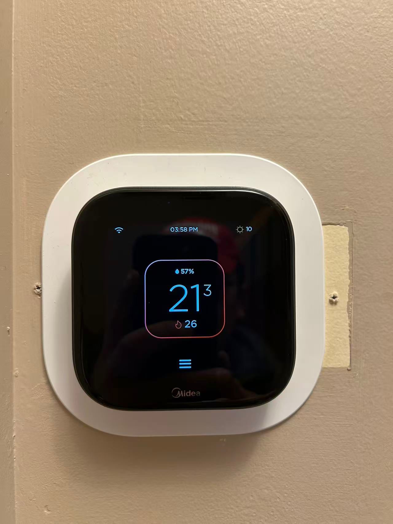 Midea smart thermostat showing temperature and humidity